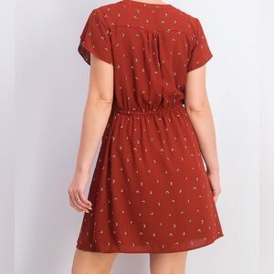 Short dark red dress with elastic waist and ties